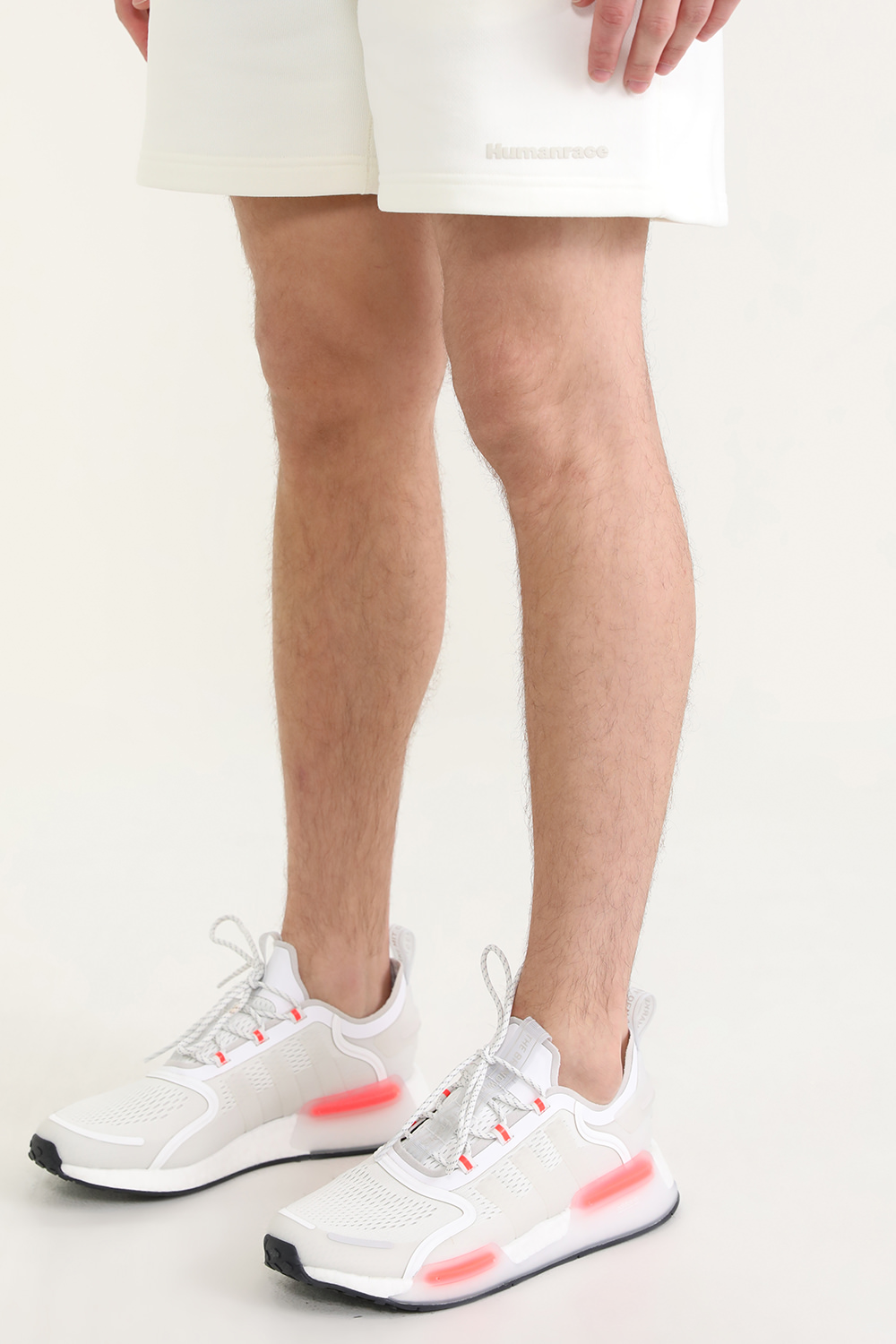 תמונת כל הלוק של נעלי ספורט אן אם די וי 3